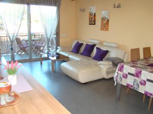 a living room with a couch and a table at Apartamento Playa Esquirol in Cambrils