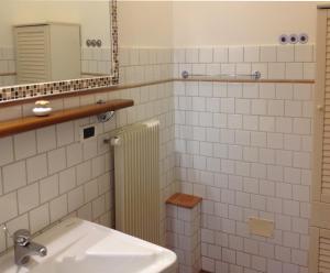 y baño con lavabo, espejo y aseo. en Casa Vacanze Valdicciola, en Suvereto