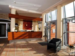 a lobby with a black chair in a building at AKZENT Hotel Altenberge in Altenberge