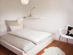 um pequeno quarto com uma cama e uma cadeira em Business Apartment TUSCANY mit großer Gartenterrasse em Reutlingen