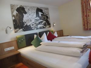 Das Apartment Rief daheim beim Wanderprofi Adults Only tesisinde bir odada yatak veya yataklar