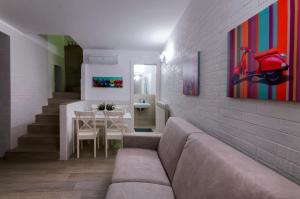 un soggiorno con divano e tavolo di Chiatamone Seaside Suite a Napoli