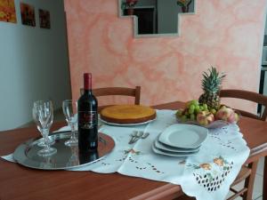 トラーパニにあるGiardino Fioritoのワイン1本とフルーツプレートを用意したテーブル
