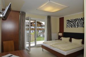 una camera da letto con un letto e una grande finestra di Villa Castelli a Schladming