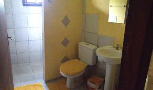 La salle de bains est pourvue de toilettes et d'un lavabo. dans l'établissement Rancho Maria Pimenta, à Joanópolis