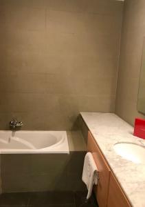 Ένα μπάνιο στο Pefaco Hotel Maya Maya