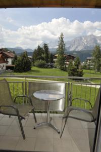 Vista generica sulle montagne o vista sulle montagne dall'interno dell'appartamento