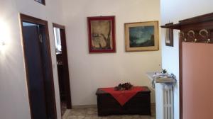 Appartamento Centro Storico vicino Università في بيروجيا: غرفة مع طاولة وصور على الحائط
