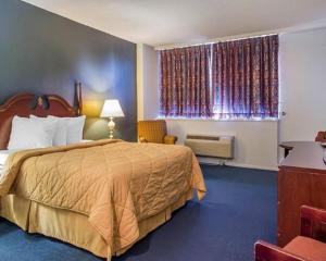 Postel nebo postele na pokoji v ubytování Econo Lodge + 27 fotografií