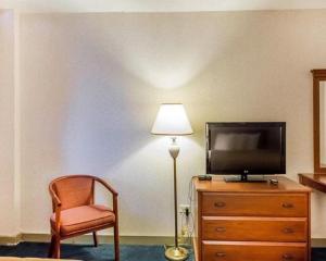 TV a/nebo společenská místnost v ubytování Econo Lodge