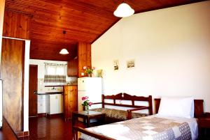 カラマキにあるPeace, comfort and spectacular sea view,3のベッドルーム1室(ベッド1台付)、キッチン(冷蔵庫付)