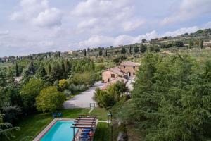 an aerial view of a house and a swimming pool at Villa Fontocchio in Cortona