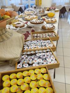 un buffet di diversi tipi di ciambelle esposte di Hotel Adriatic&Beauty a Rimini