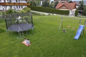 un gruppo di bambini che giocano su un tappeto elastico di Villa Castelli a Schladming