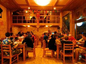 Mount Emei Teddy Bear Hotel玩具熊酒店 tesisinde bir restoran veya yemek mekanı