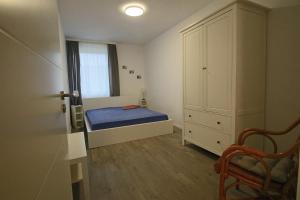 a small bedroom with a bed and a window at City-Apartment - Lüneburg Schwalbengasse in Lüneburg