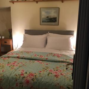 A bed or beds in a room at The Snug @ Corry Cottage