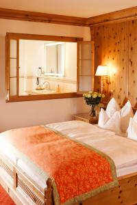 Rúm í herbergi á Superior Hotel Tirolerhof - Zell am See