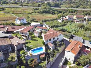 an aerial view of a house with a swimming pool at Casa do Americano in Vilaboa