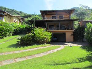 een huis met een gazon ervoor bij Casa Praia de Santiago in São Sebastião
