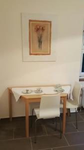 ヴァルツフート・ティンゲンにあるWaldshut-Zentrumのテーブルと椅子2脚、壁画