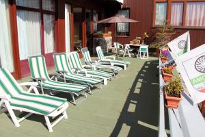 a row of lawn chairs sitting on a patio at Hotel Amoretes in La Molina