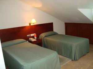 Łóżko lub łóżka w pokoju w obiekcie Hotel Bahía Bayona