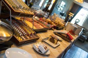 een buffet lijn met veel verschillende soorten eten bij Hotel Edenpark in Brunssum