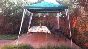 Tienda de campaña con mesa y silla en el patio en Casa en La Serena, en La Serena