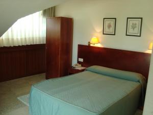 Łóżko lub łóżka w pokoju w obiekcie Hotel Bahía Bayona