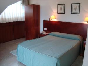Łóżko lub łóżka w pokoju w obiekcie Hotel Bahía Bayona