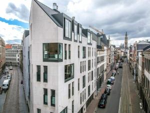 un alto edificio bianco con finestre su una strada cittadina di BnB Antwerp Centrum ad Anversa