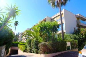 Κήπος έξω από το B-AZUR