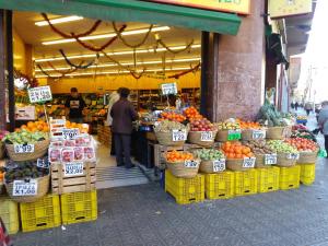 ein Markt mit Obst und Gemüse in einem Geschäft in der Unterkunft Apartamento Sagrada Familia in Barcelona