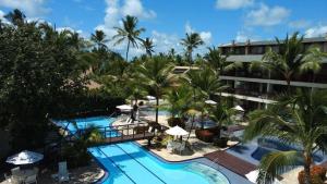 uma vista aérea de um resort com uma piscina e palmeiras em Nannai Residence em Porto de Galinhas