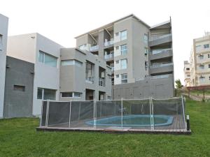 Bazén v ubytování Apartamentos Valeria Medanos nebo v jeho okolí