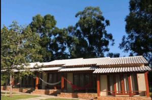 un edificio con una cuerda roja alrededor en Pousada Verde do Mato, en Pirenópolis