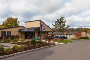 un edificio con un letrero al lado de una carretera en Knights Inn Flint, en Flint