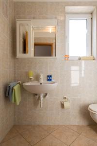 Sun House Apartments tesisinde bir banyo