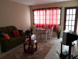 uma sala de estar com um sofá e uma mesa em Lindo Apartamento praia e quiosque abertos em Cabo Frio