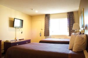 Postel nebo postele na pokoji v ubytování Knights Inn Salem