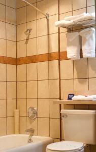 Knights Inn Salem tesisinde bir banyo