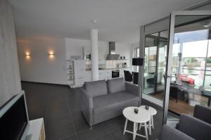 un soggiorno con divano e tavolo di Apartment NewPort Bremerhaven a Bremerhaven
