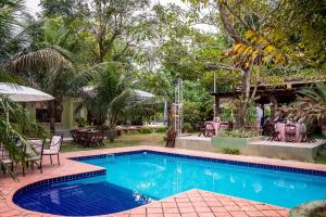 A piscina localizada em Pousada Art e Flora Garden ou nos arredores