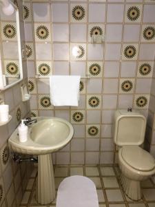 Holiday Romano في جيارديني ناكسوس: حمام مع حوض ومرحاض