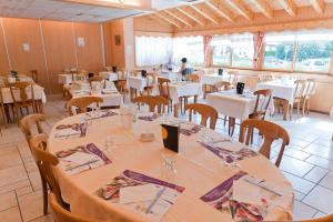 Restoran või mõni muu söögikoht majutusasutuses Etoile des Neiges Hôtel et Piscine