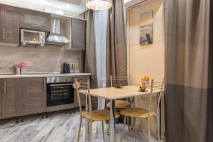 モスクワにあるCity Apartments Belorusskaya 2のキッチン(テーブル、椅子付)