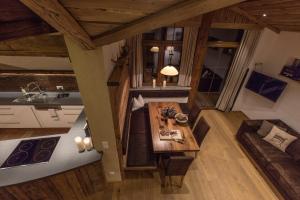 einen Blick über eine Küche und ein Wohnzimmer in einem Haus in der Unterkunft Chalet Alpin in Heiligenblut