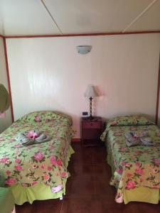 Postel nebo postele na pokoji v ubytování Cabanas Hinariru Nui