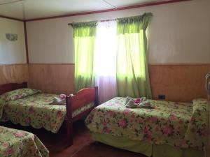 Postel nebo postele na pokoji v ubytování Cabanas Hinariru Nui